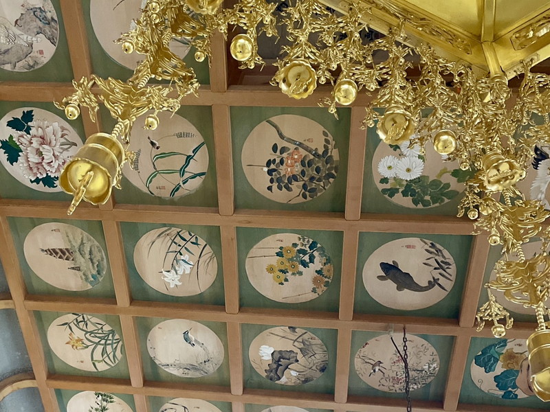 本堂の折上格天井と花鳥画